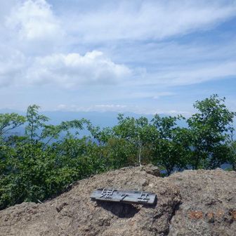 鬼ヶ岳(1738m)山頂、後ろは南アルプス北部