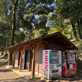 登山口にトイレと自販機あり。