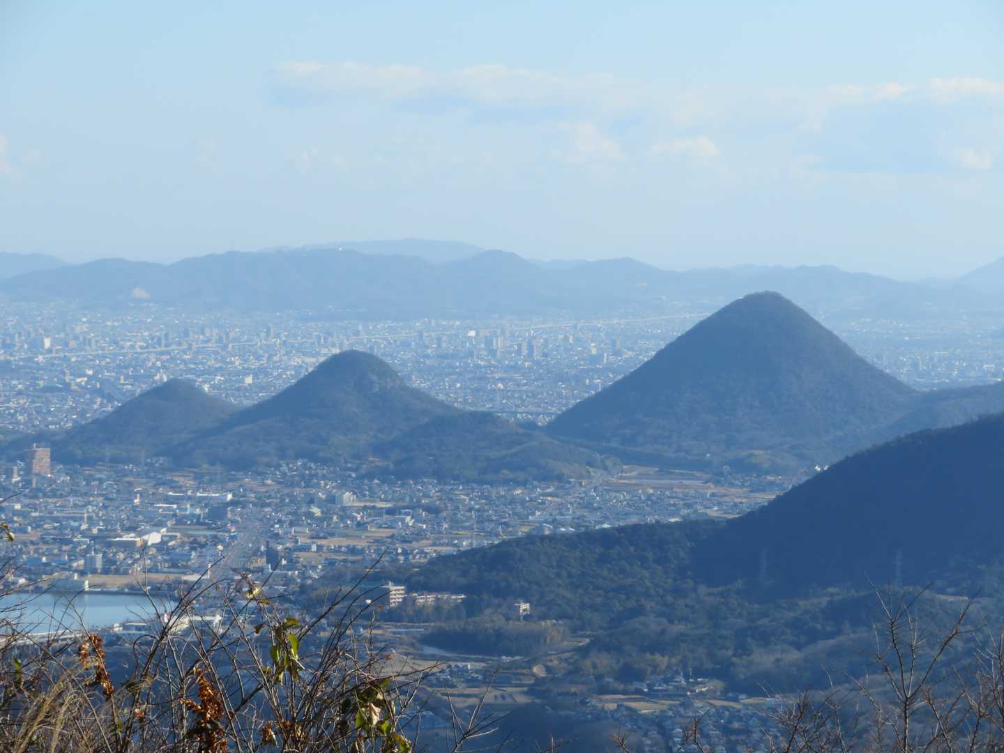 ズーム　おむすび三兄弟の狭箱山、伽藍山、六ツ目山