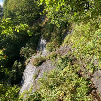 帯岩の鎖場を渡りきったところ。景色はよいけど、通過するのに怖い怖い