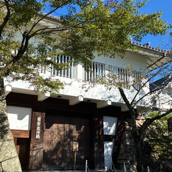 開城前に到着！🏯
閉ざした門が見えます。