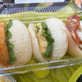 遅めのお昼ご飯は
ミニバーガー🍔

👩‍🦰ソロお姉さんと
SamuSamuさんと私と
3人でランチタイム🎶