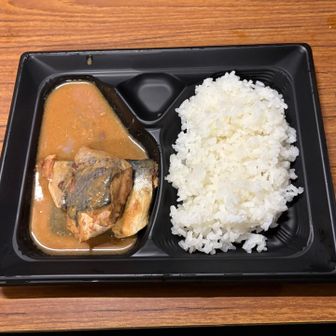 朝食のシンプルな鯖の味噌煮とご飯と海苔