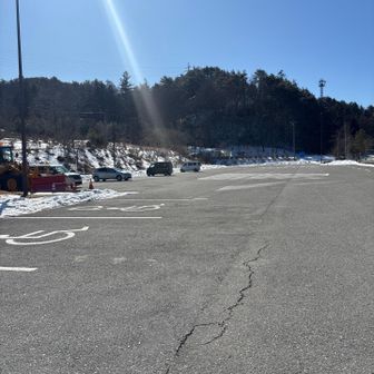 無事到着🅿️
4台のうち2台は車内で休憩中💤
そそくさ荷物を車に放り込んで早々に次の網掛山に向けて