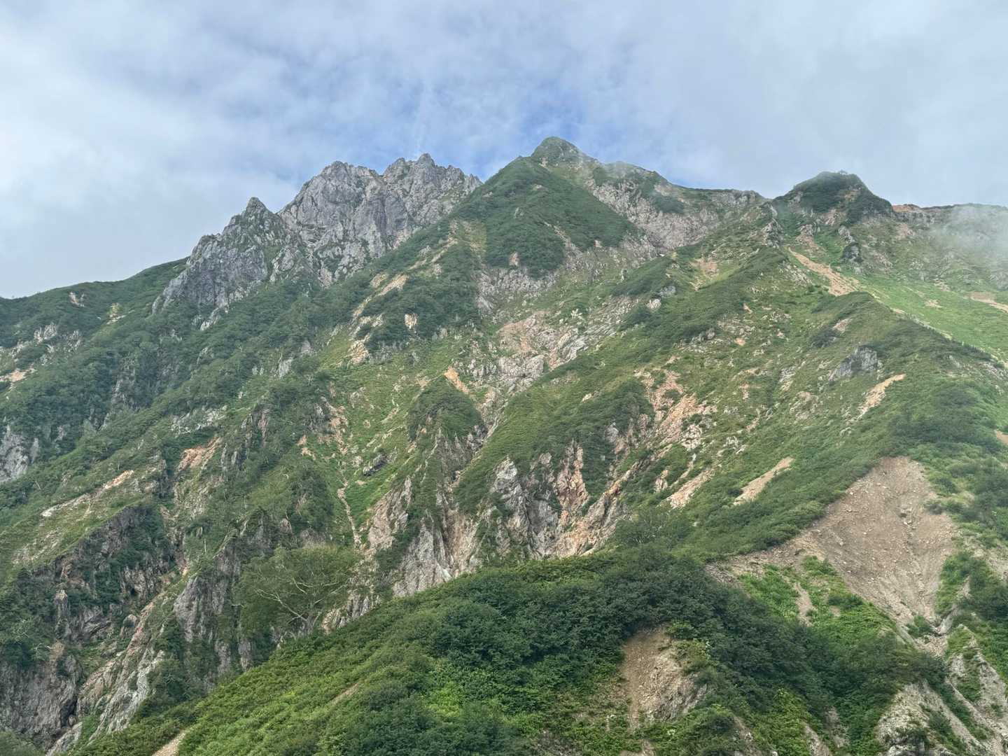 今朝登頂した五竜岳の全容も明らかに❗️急峻で大きな山容です。