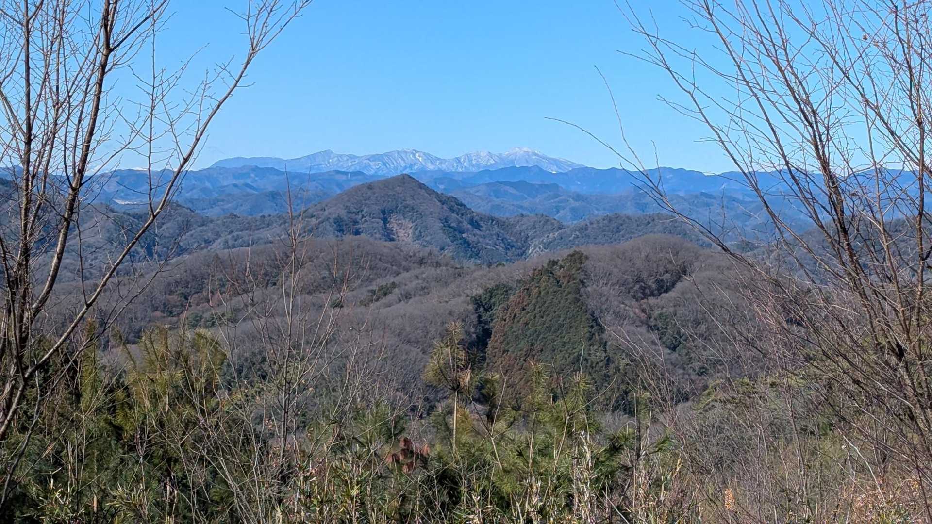 桜峠から我が故郷の山赤城山（一番奥少し雪化粧）