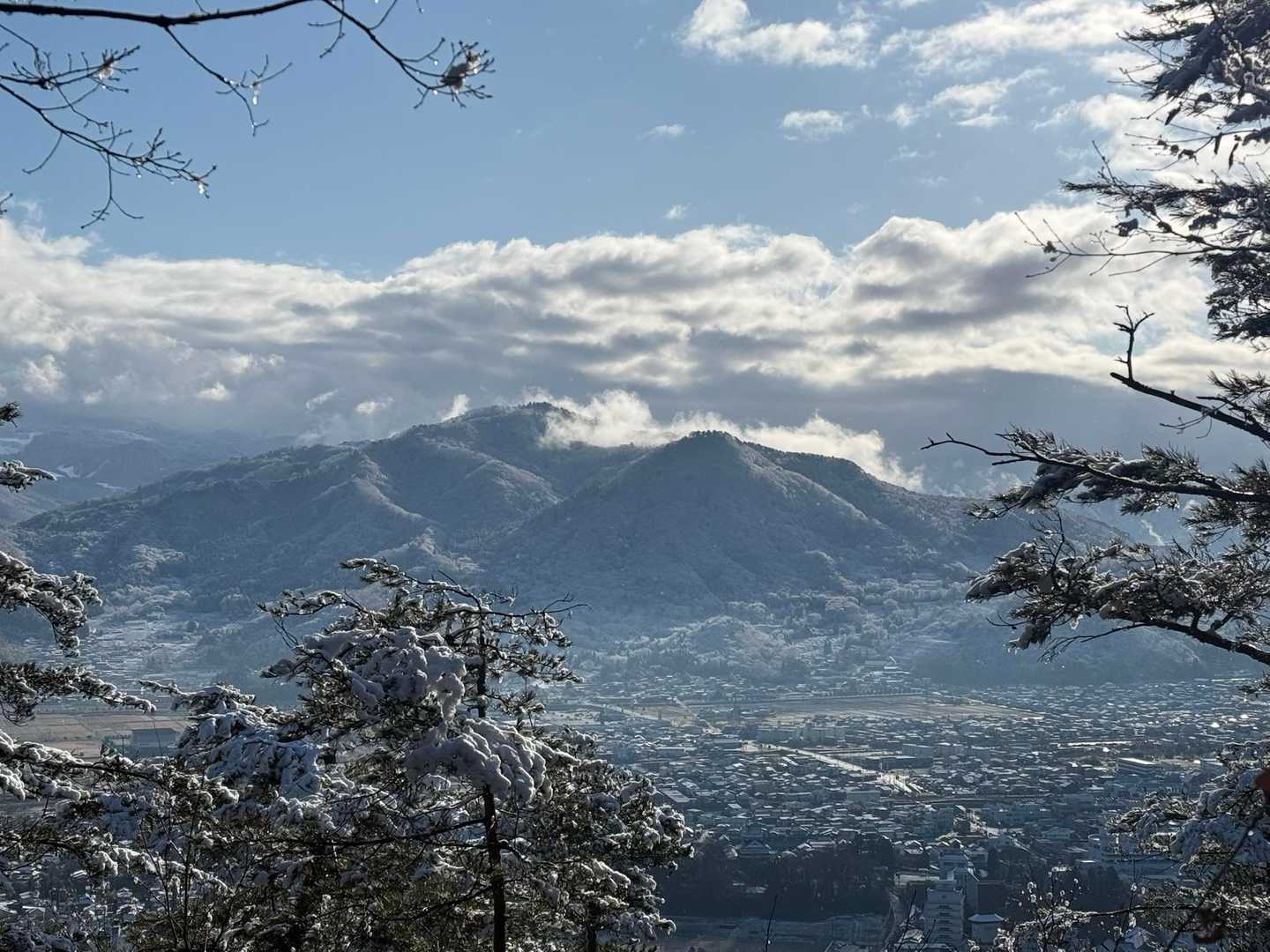 国道13号を隔てて向こう側に見えるのは三吉山🏔️存在感がある👁️この後行く予定。