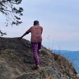 登り切って黄昏れているK氏。