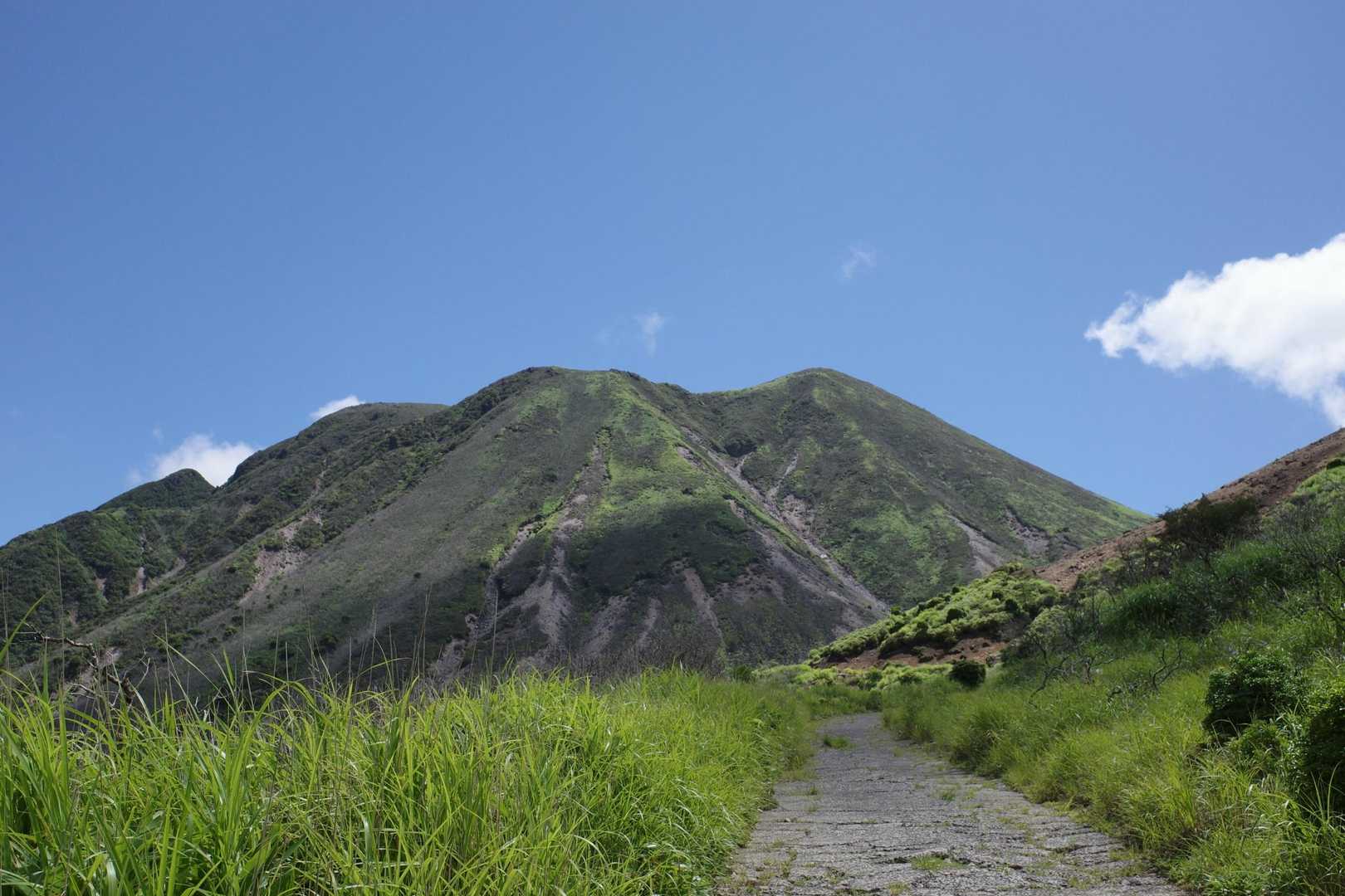 少し登ると、すぐに鉱山道路
どどーんと三俣山😀