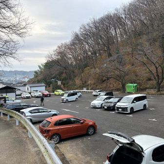 吾妻公園駐車場からスタート。
車結構停まっているけど、ほぼ吾妻山までだと思われる。