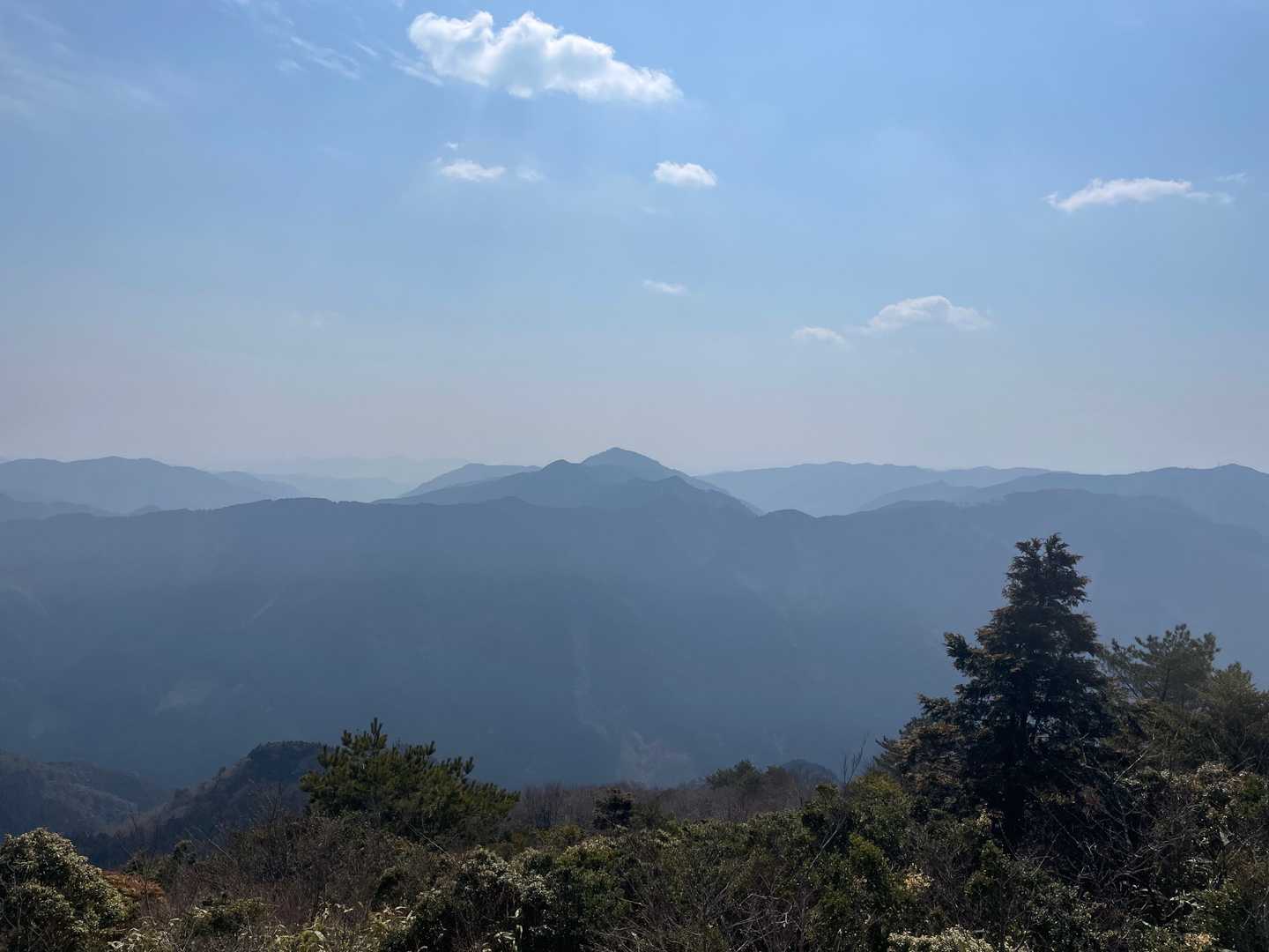 途中の展望岩から正面に雪光山⛰😄