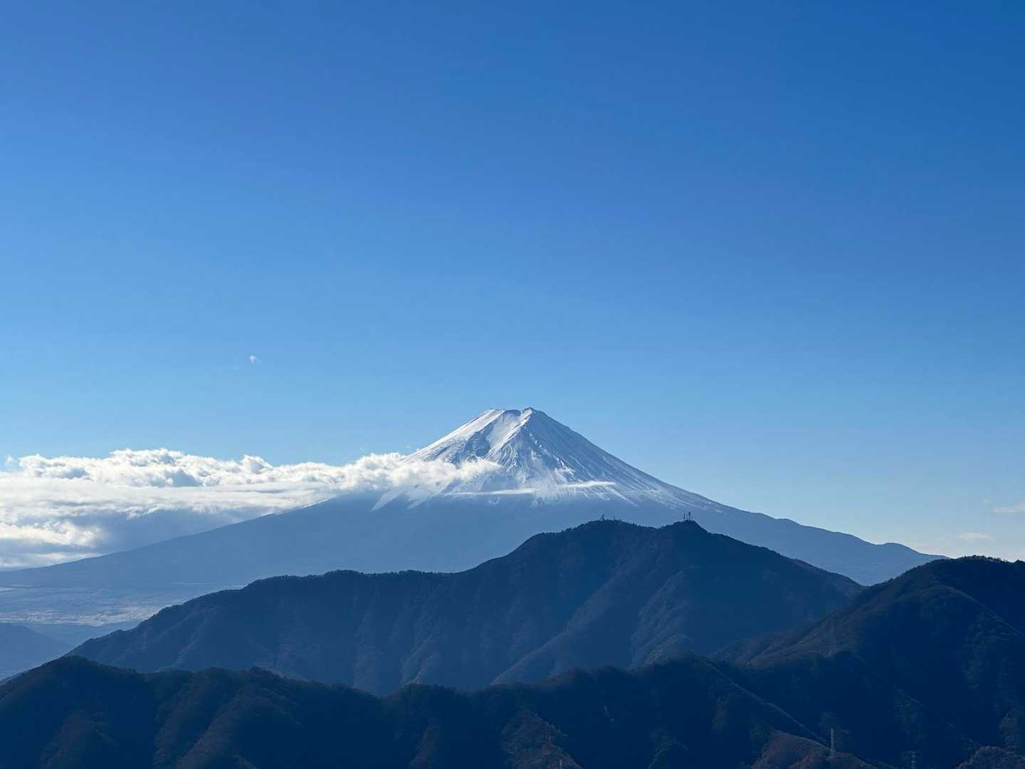 富士山の手前には三ツ峠山。