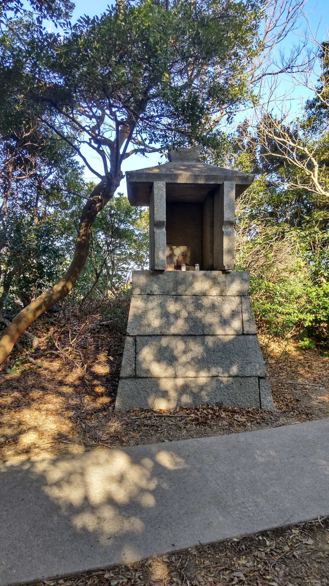 山頂には祠あり🙏