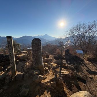 高川山 到着

この時間独り占めです😊

土日の日中はこうは行きませんね
