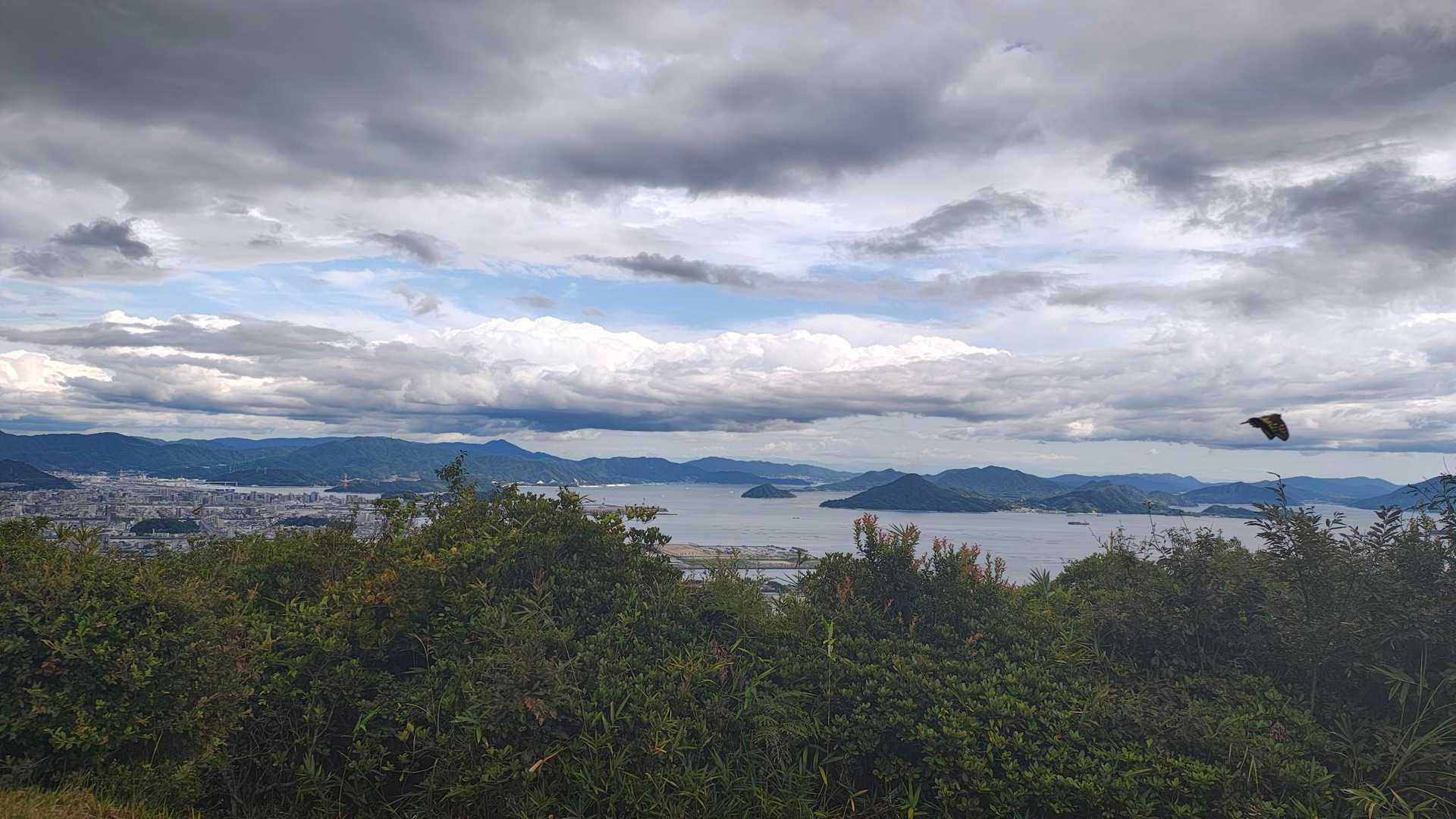 山頂とうちゃく
空気は澄んで北からの風は
ヒンヤリ心地よい
やっと秋ですねー