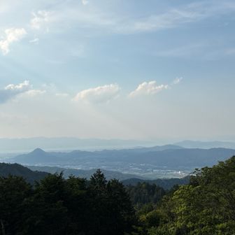 近江富士⛰️の向こうに琵琶湖があって、その奥が比良山地です