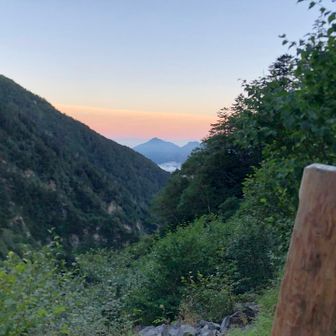 荷継小屋跡から。見えているのは錫杖岳かな？