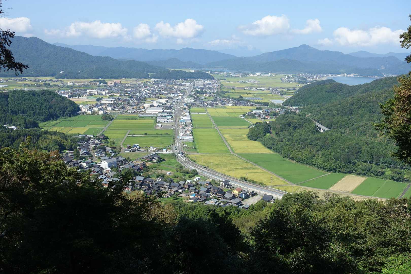 美浜の町並み
右の秀峰は梅丈ケ岳か？