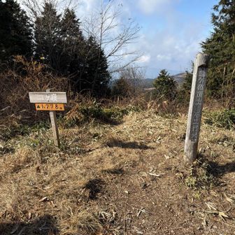 頂上の標高のプレートも新しくなってますね