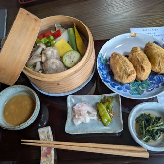私はランチを頼みました（1300円）🥢
稲荷寿司、野菜と肉団子のせいろ蒸し、小皿と野菜たっぷりでとてもヘルシーで満足😆