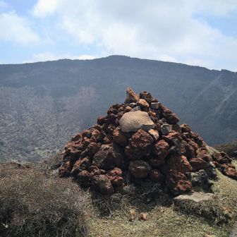 韓国岳北峰頂上から本峰頂上を望む🧐