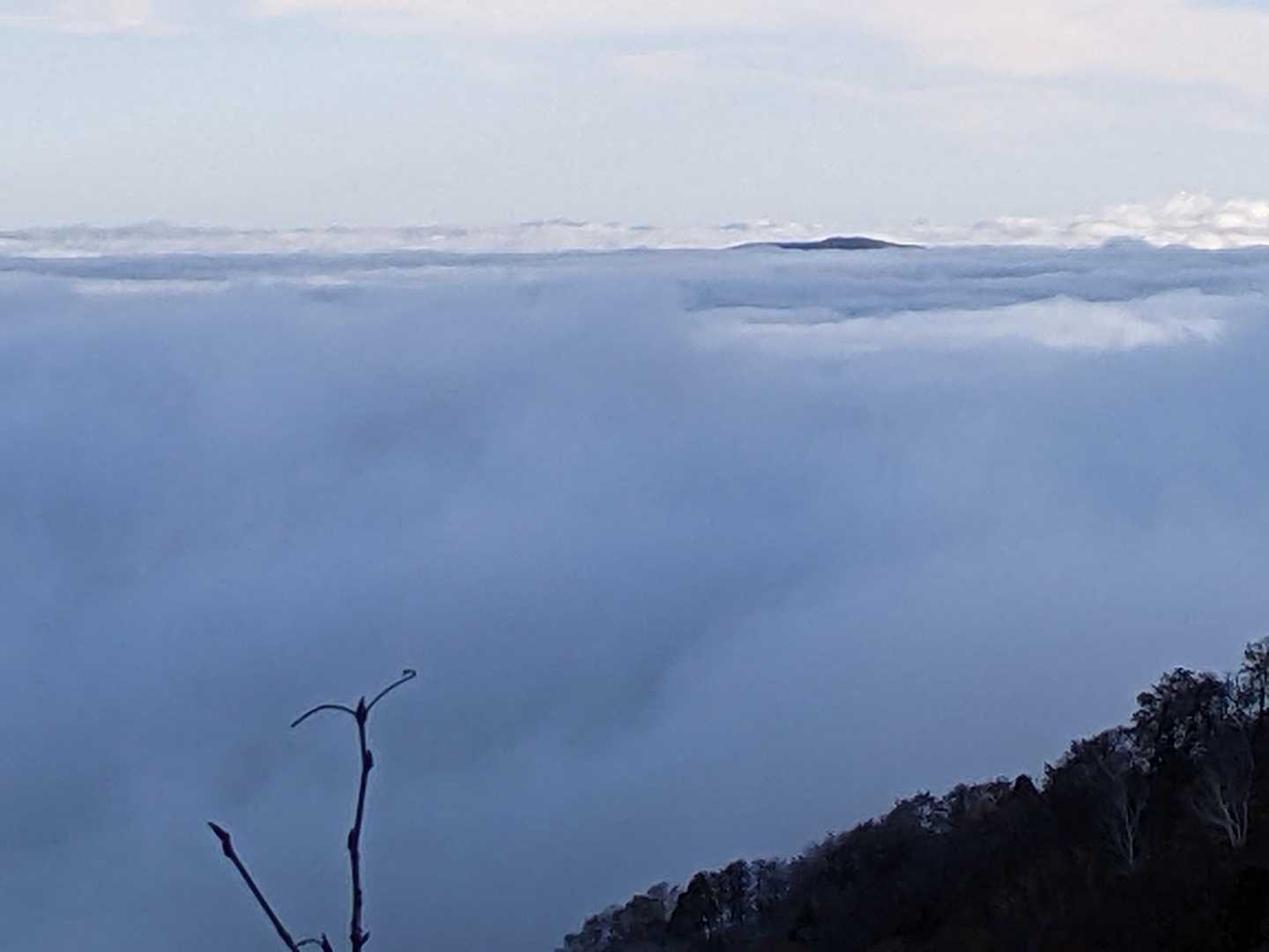 雲海にどこかの山、東側