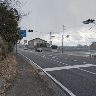 平地に出た。なんか天気あやしいゾ