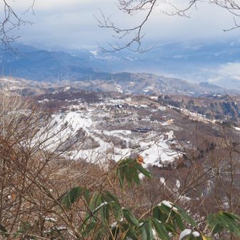 眼下には斑尾高原スキー場。山バッジは高原ホテルで売ってます