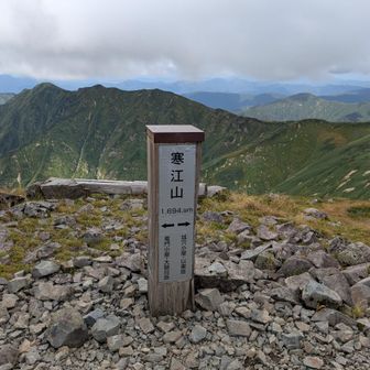 寒江山山頂。
標高1695m。
後方に相模山が見えます