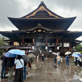 雨の善光寺。