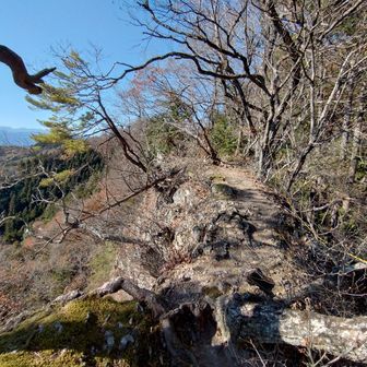 狭い岩尾根。