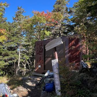 コンテナをヘリで🚁運んだ。という避難小屋