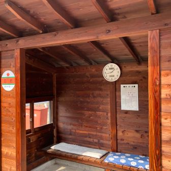 白岩バス停。時間があったので三寸木まで歩きます