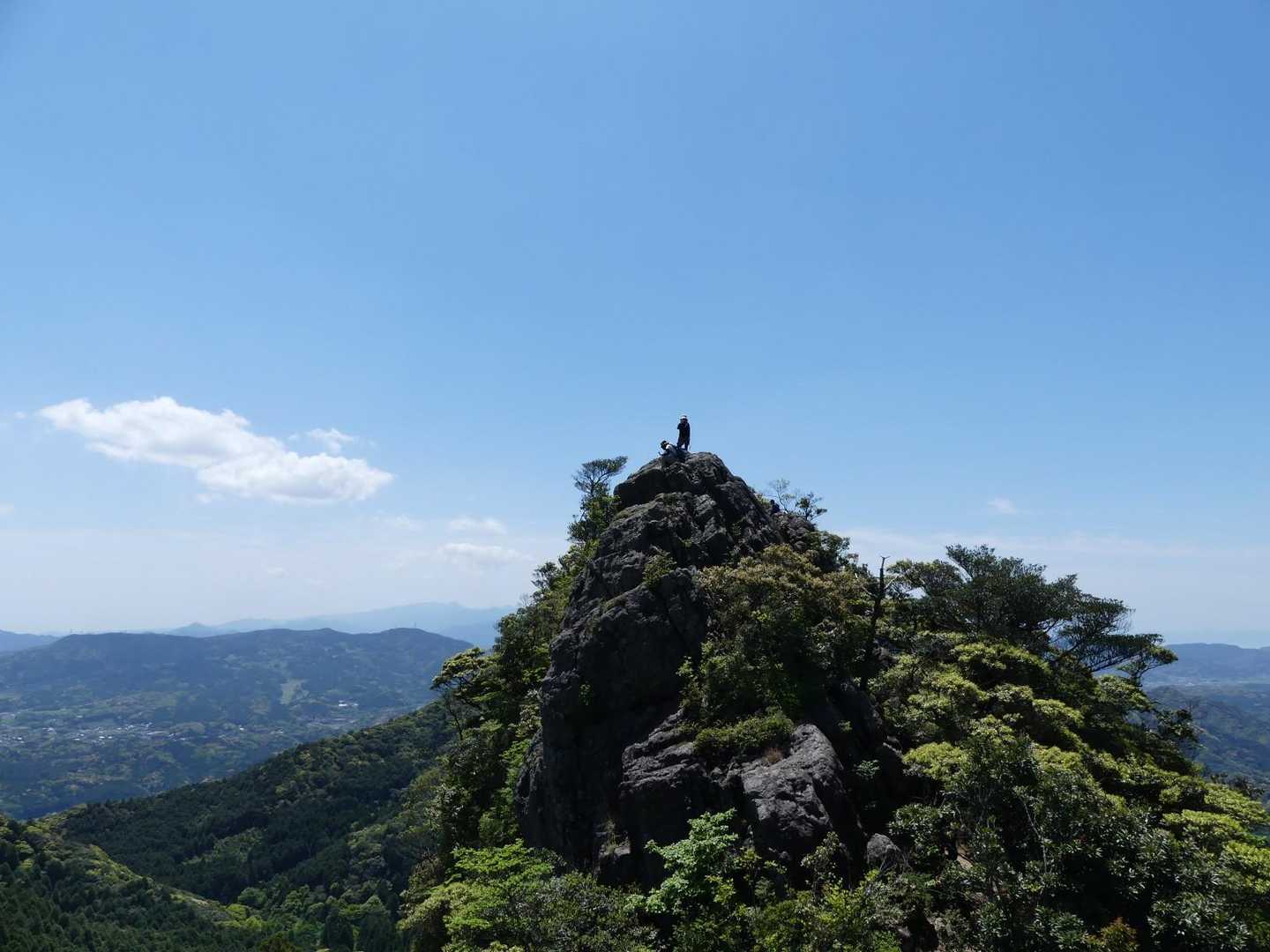 隣の岩峰から山頂方面　天童岩すばらしい