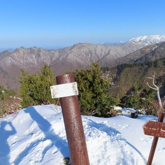 やっと矢場ノ頭
すでにヘロヘロです🥵
荒沢山～足拍子岳・クロガネノ頭～コマノカミノ頭と、真っ白巻機山　

ここでアイゼン装着しました
間違って、コバ無し靴にセミワンタッチ😱
でも、着けてみたらハマりました～🤣　
抜けそうにないから、大丈夫かな😁