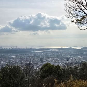 山頂からの視界は、南側がほとんど。
北側はいまいちだ。