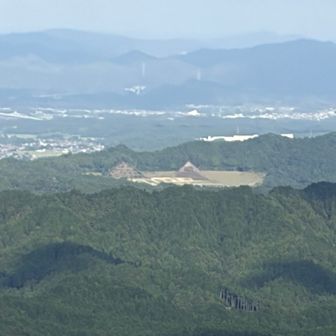 山頂から見える三角の建物が気になる〜🙄