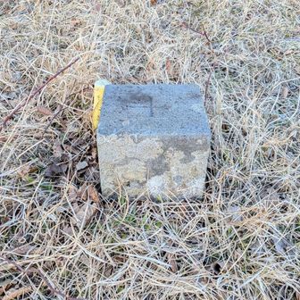 三等三角点（石棚）	1350.96m