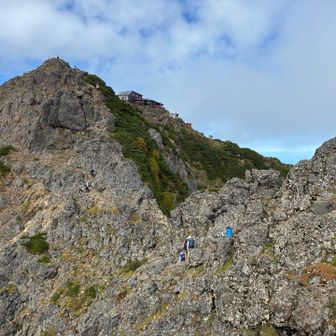 よく見ると山頂に我々を見守るレオンさんが👀