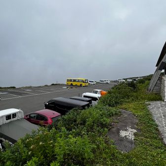 大勢のツアー登山客とすれ違いましたが、駐車場にはバスは1台のみ
このバスもしばらくして走り出しました
すれ違ったツアー登山客は宿泊するのかなぁ