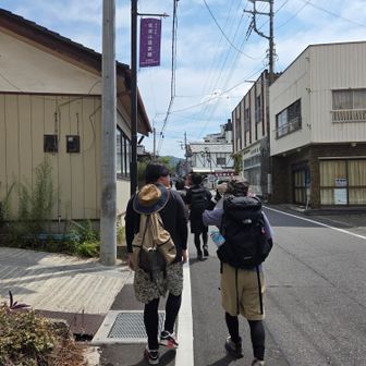 駐車場から4人・2人・2人の登山者の方々と一緒に神社に向かう🚶‍♂️
全員、若者です。
まさか自分が一番高齢とは…😅