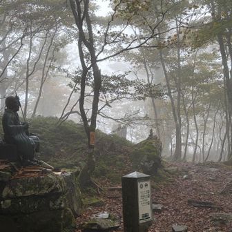 理源大師さん、もう少し雨を降らすのを待ってほしかったなぁ
（理源大師の像に触れると雨が降るという言い伝えがあるんです）