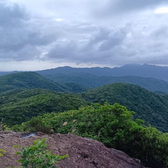 南方向。
先ほど登った於茂登岳の方向。