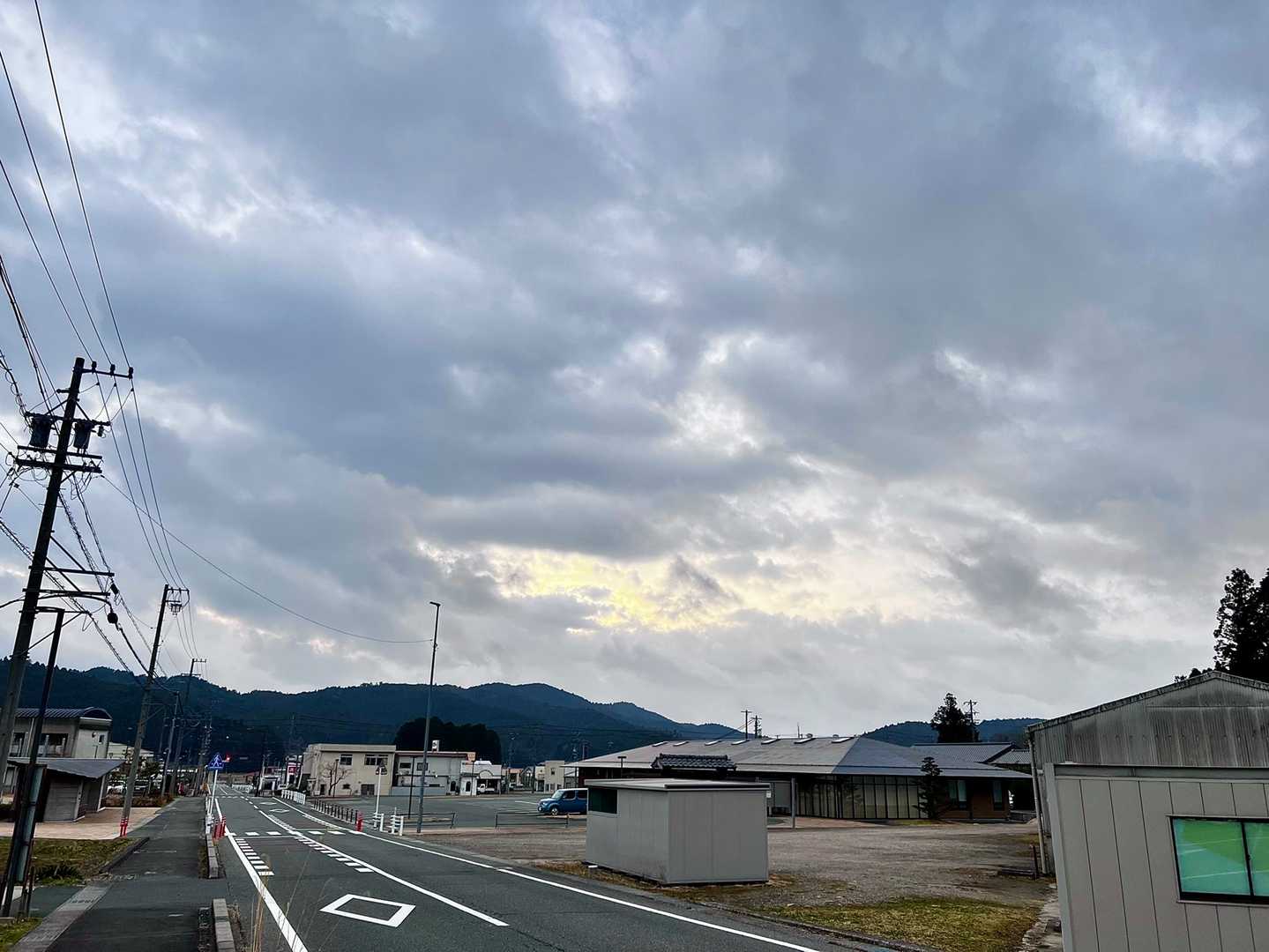 今にも泣き出しそうな空。
風も吹いて肌寒い中、スタート🥾