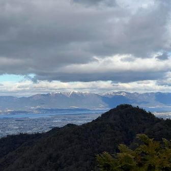 比良山系と琵琶湖、手前は鶏冠山三角でカッコイイですね❗️今年も沢山良い山行が出来ますように‼️皆様今年もどうぞよろしくお願いします🤗✨