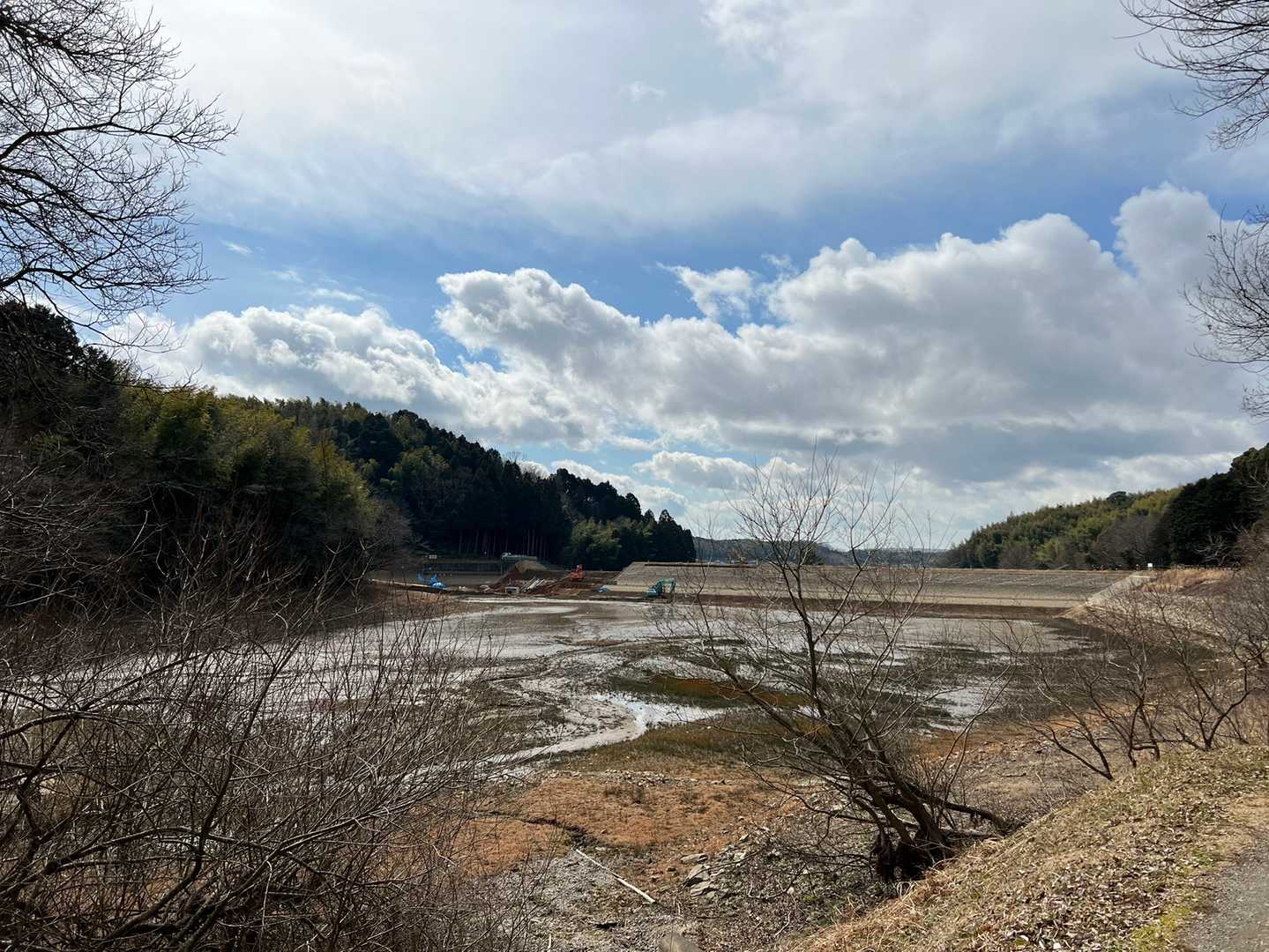 溜池は水がなかった。