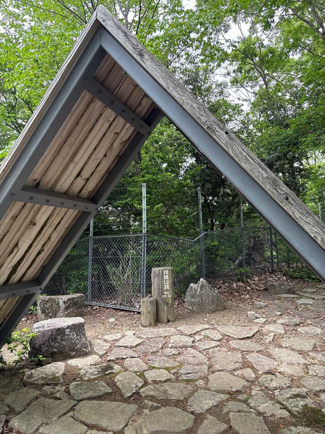 山頂　雨宿りもできるし