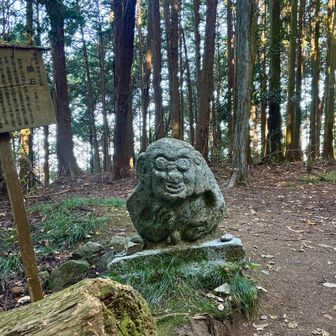ちょっと猿石を見に🚶‍♀️
なんや、オッサンやんかw

清々しい朝でした✨