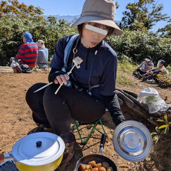 昼飯は私の18番、たこ焼きと玉葱スープ(蓋が被っている鍋)。
手に持つのは此処で焼いた熱々蒲鉾、此れも旨い。