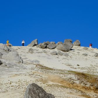 日向山に戻ってきました
まだ山頂に人が…
学生さんかな五、六人のグーループが
山頂から絶景に歓声が上がっていました
心の底からの興奮が伝わります
ピュアだなぁ
早く下山しないと日が暮れますよ～🤗
日が暮れたのは自分でした😂